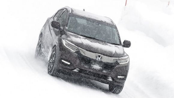 ホンダ ヴェゼル試乗 雪道での性能をアップしたというだけあり 乗りやすさは抜群に向上 Clicccar Com