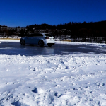 「アウディ・クワトロシリーズを氷上でドライブ。アクセルで面白いほど車体が向きを変えてくれる！」の1枚目の画像ギャラリーへのリンク