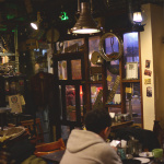 雰囲気抜群なアンティークスカフェは、ライダーの好きなモノが凝縮された場所だった - 