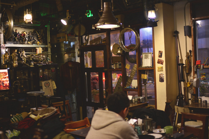 「雰囲気抜群なアンティークスカフェは、ライダーの好きなモノが凝縮された場所だった」の2枚目の画像