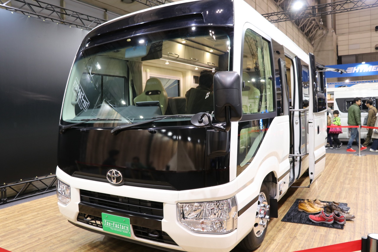 豪華さ」と「ゆとり」。コースターベースの2台のバスコンモデル【JAPAN