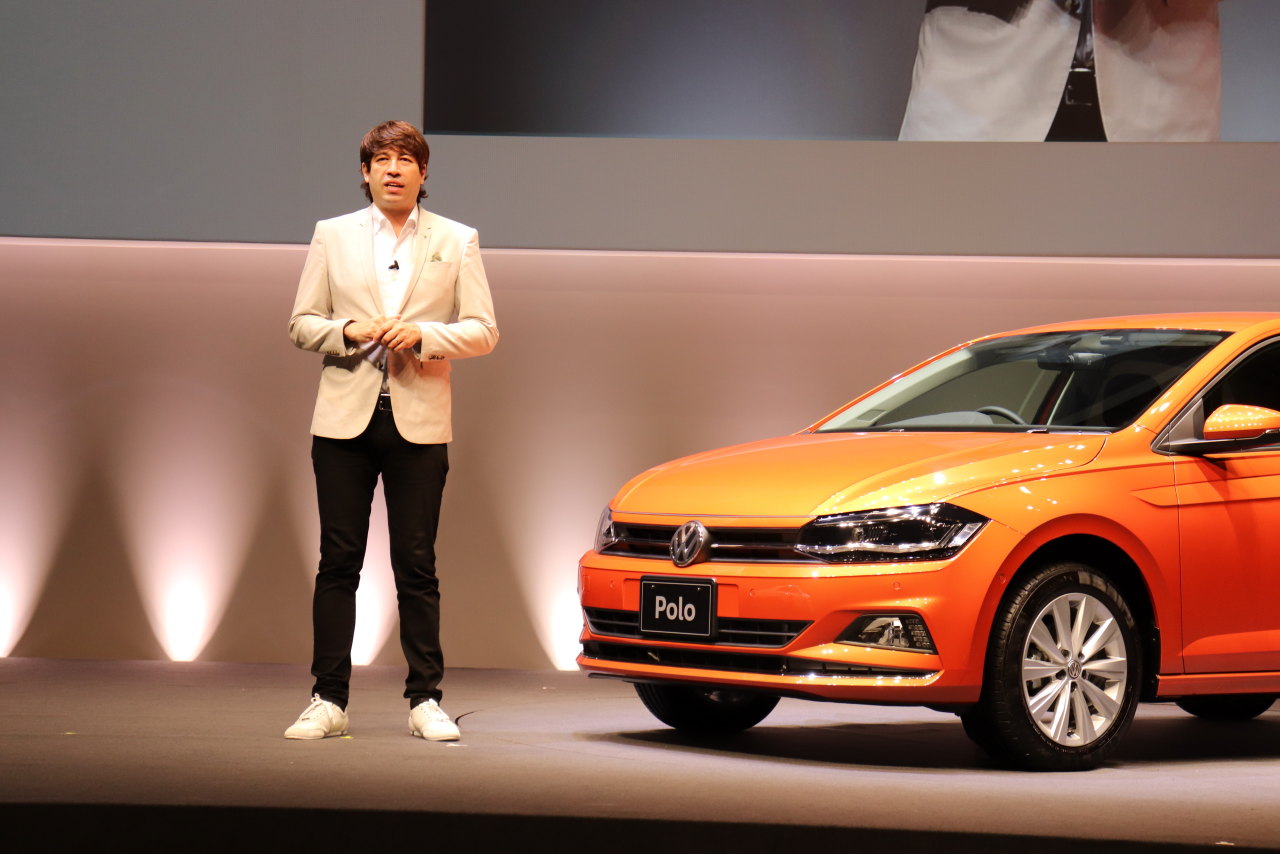 1803vw Polo 019 画像 新車 身長190cmのサッシャさんも大きくなった新型 Vw ポロなら快適 Clicccar Com