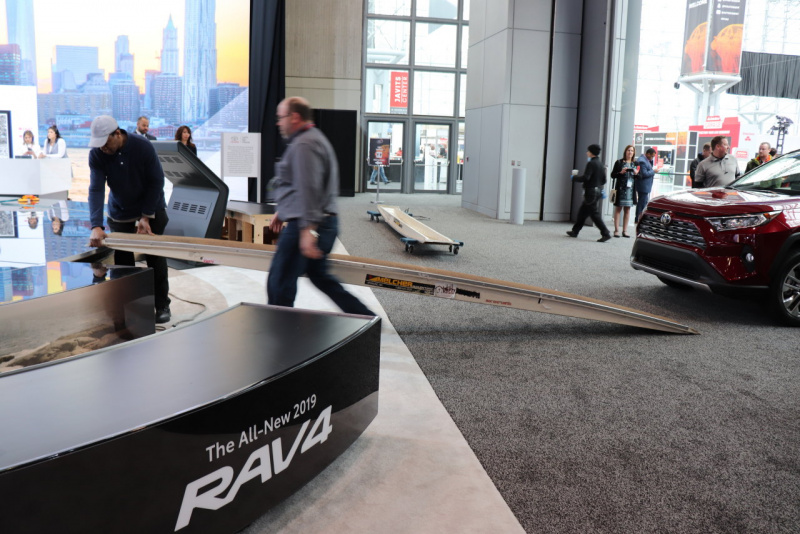 「【ニューヨーク国際自動車ショー2018】新型RAV4はどうやってターンテーブルに登った？」の9枚目の画像