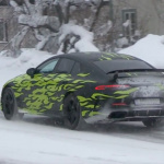 「ド派手なメルセデス・ベンツ AMG GTクーペ、雪煙の中を走り抜ける！」の3枚目の画像ギャラリーへのリンク