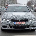 正式デビューは9月!? BMW3シリーズ次期型、新デザインここまで露出 - BMW 3 Less camo 1