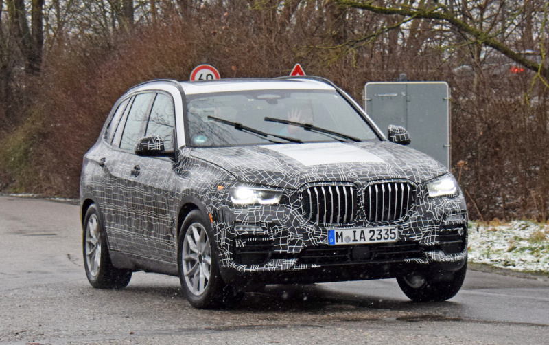 「BMW・X5次期型、フロントマスクとテールライトが露わに！」の3枚目の画像