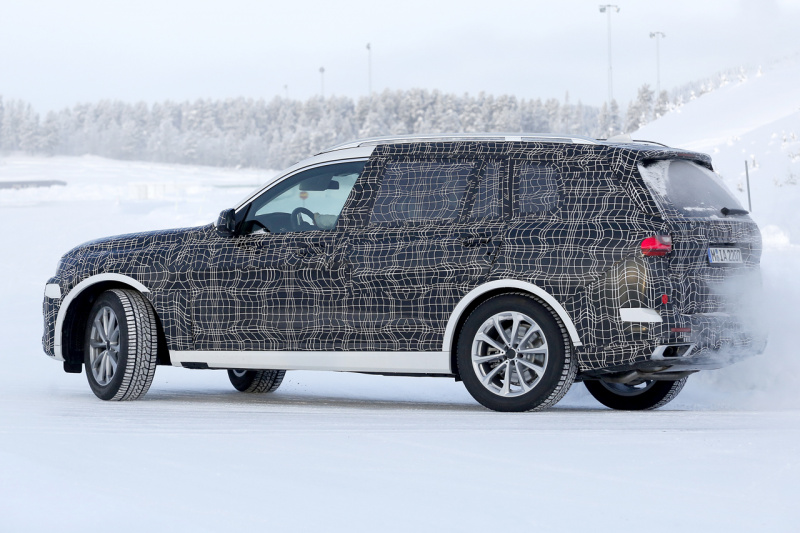 「BMW初の標準7人乗りSUV「X7」は11月ワールドデビュー？」の8枚目の画像