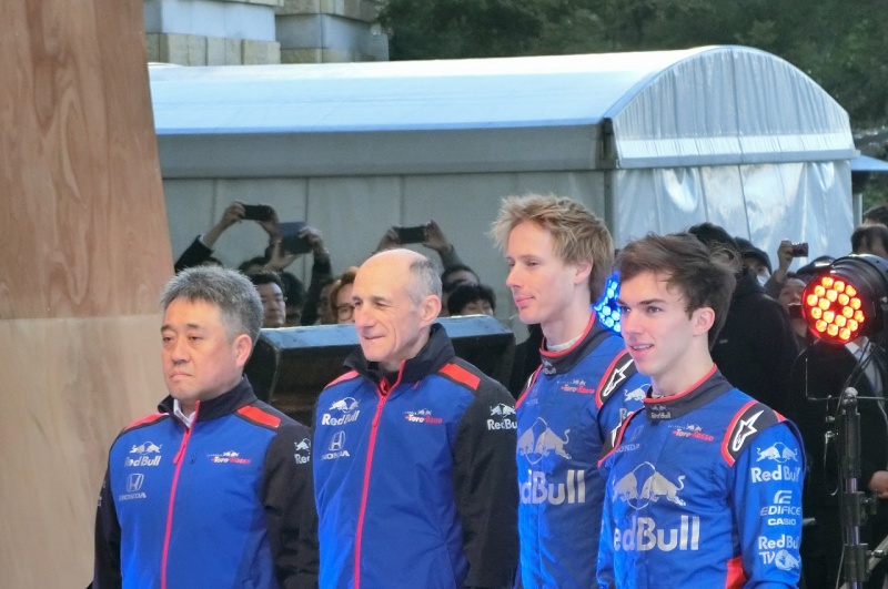 「【Red Bull Toro Rosso Honda DAY in TOKYOレポート】トロロッソのファクトリーで行われた日本の文化を知るための研修とは？」の1枚目の画像