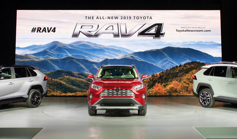 「【ニューヨーク国際自動車ショー2018】トヨタが5代目「RAV4」をワールドプレミア！日本では来春発売」の1枚目の画像