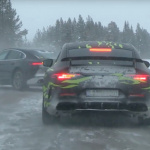 ド派手なメルセデス・ベンツ AMG GTクーペ、雪煙の中を走り抜ける！ - スクリーンショット 2018-02-25 12.28.52