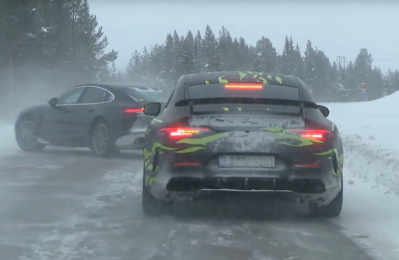 「ド派手なメルセデス・ベンツ AMG GTクーペ、雪煙の中を走り抜ける！」の5枚目の画像