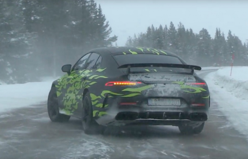 「ド派手なメルセデス・ベンツ AMG GTクーペ、雪煙の中を走り抜ける！」の8枚目の画像