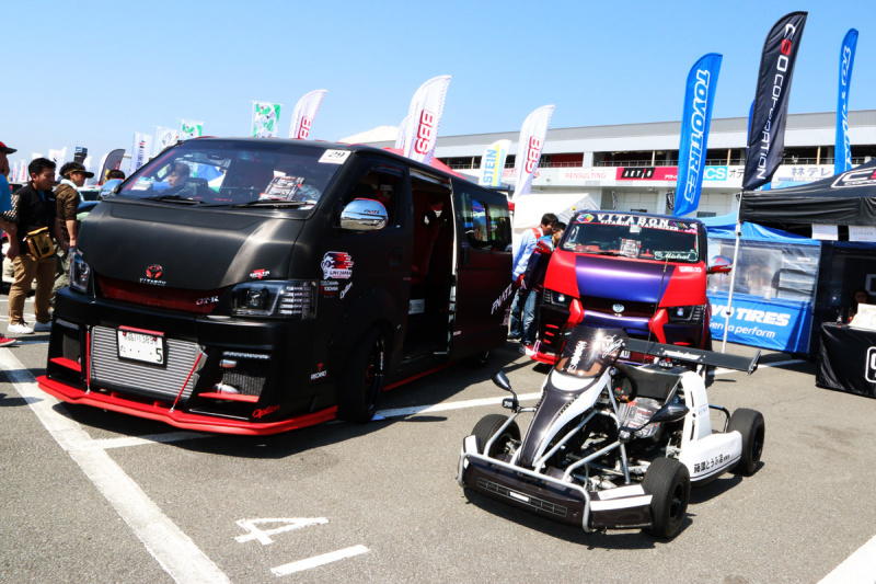 「【モーターファンフェスタ2018】GT-Rのエンジンを積んだハイエースが川畑真人選手のドライブでサーキットデビュー!?」の1枚目の画像