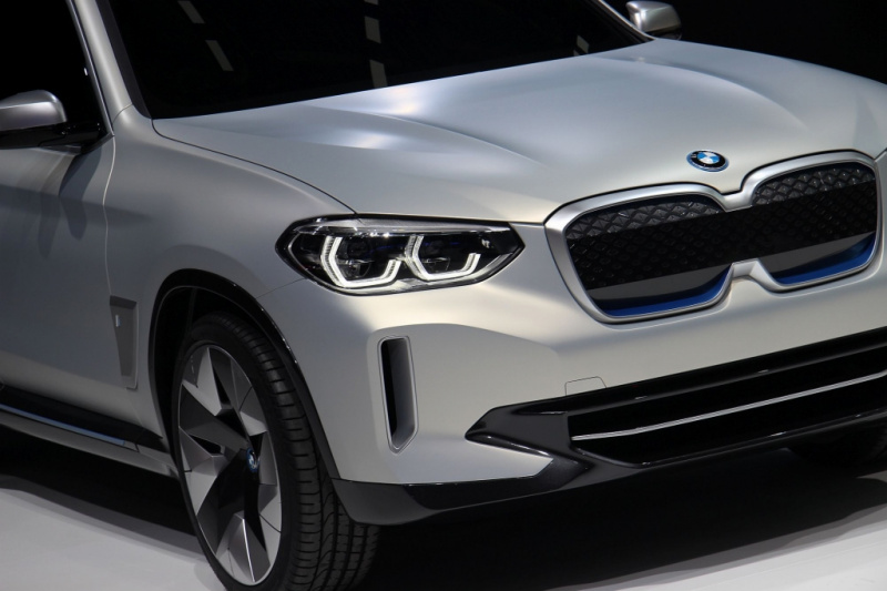 「中国生産に意味あり！ BMWが公開した「第3のiモデル」iX3は、2020年市販予定【北京モーターショー2018】」の1枚目の画像