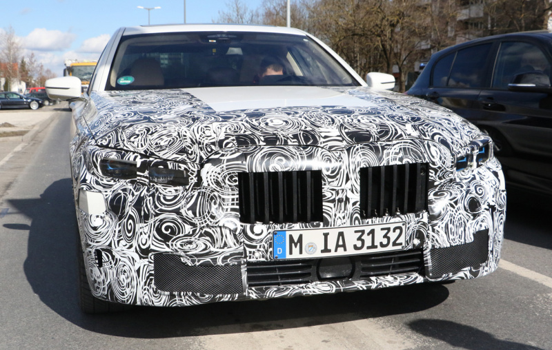 「新型はロールスロイス顔!? BMW・7シリーズ改良型の「M」モデルを接写」の2枚目の画像