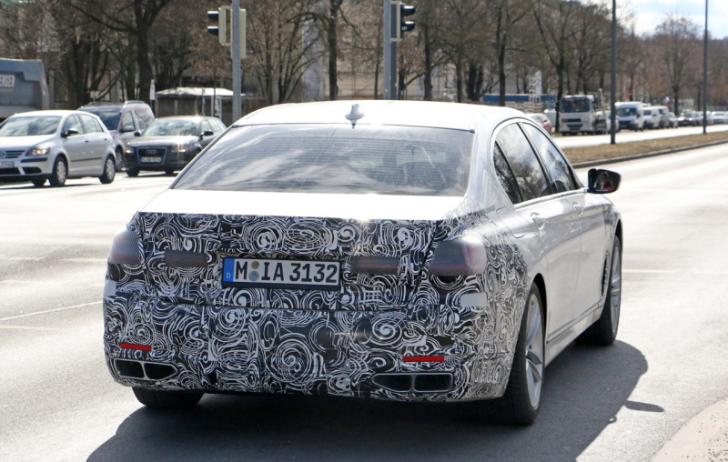 「新型はロールスロイス顔!? BMW・7シリーズ改良型の「M」モデルを接写」の8枚目の画像