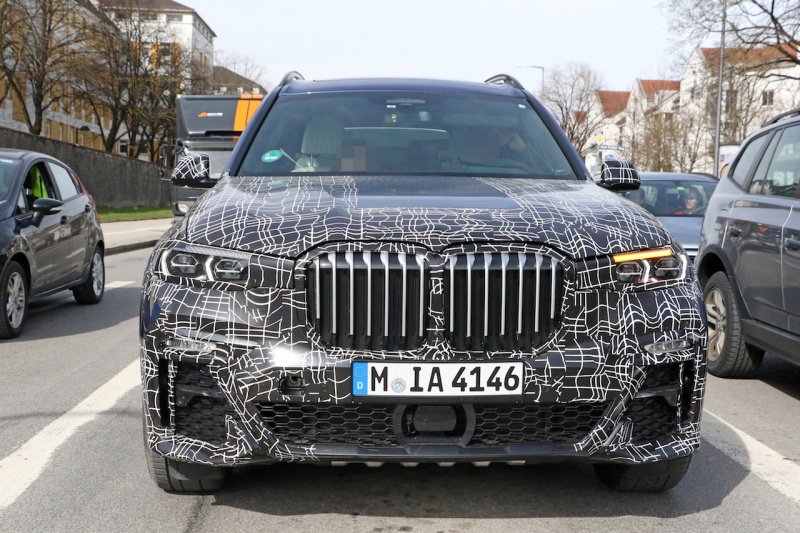 「デビューは11月か？ BMW新型SUV「X7」のデジタルコックピットを激写！」の1枚目の画像