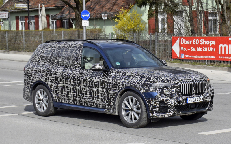 「デビューは11月か？ BMW新型SUV「X7」のデジタルコックピットを激写！」の10枚目の画像