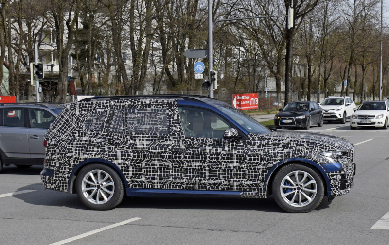 「デビューは11月か？ BMW新型SUV「X7」のデジタルコックピットを激写！」の11枚目の画像