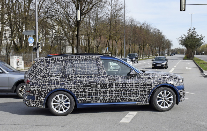 「デビューは11月か？ BMW新型SUV「X7」のデジタルコックピットを激写！」の12枚目の画像