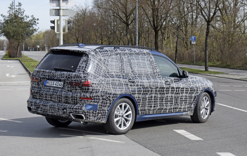 「デビューは11月か？ BMW新型SUV「X7」のデジタルコックピットを激写！」の13枚目の画像