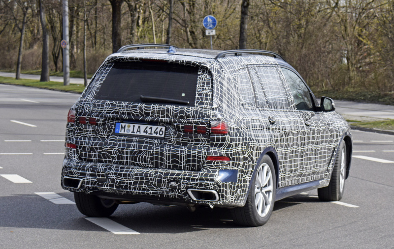 「デビューは11月か？ BMW新型SUV「X7」のデジタルコックピットを激写！」の14枚目の画像