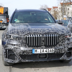 デビューは11月か？ BMW新型SUV「X7」のデジタルコックピットを激写！ - BMW X7 Inside Out 2