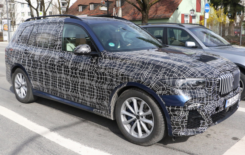「デビューは11月か？ BMW新型SUV「X7」のデジタルコックピットを激写！」の4枚目の画像