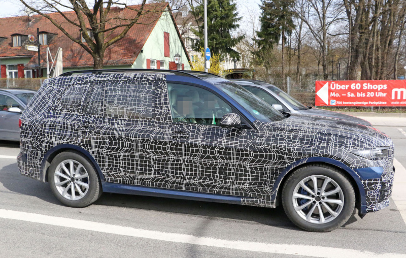 「デビューは11月か？ BMW新型SUV「X7」のデジタルコックピットを激写！」の5枚目の画像