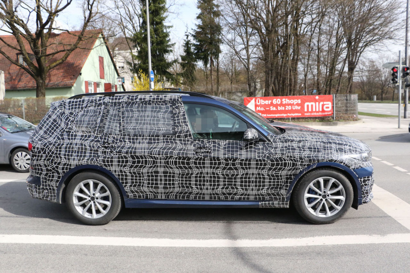 「デビューは11月か？ BMW新型SUV「X7」のデジタルコックピットを激写！」の6枚目の画像