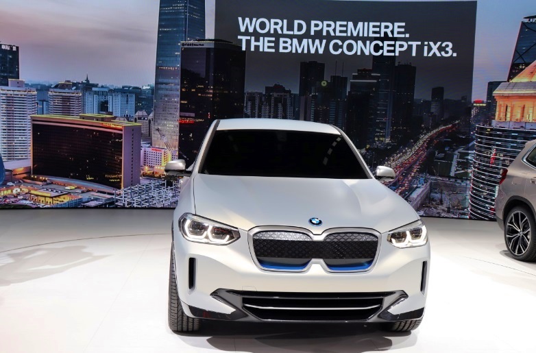 「BMWがピュアEV「iX3」のコンセプトモデルを公開。2020年発売予定 【北京モーターショー2018】」の2枚目の画像
