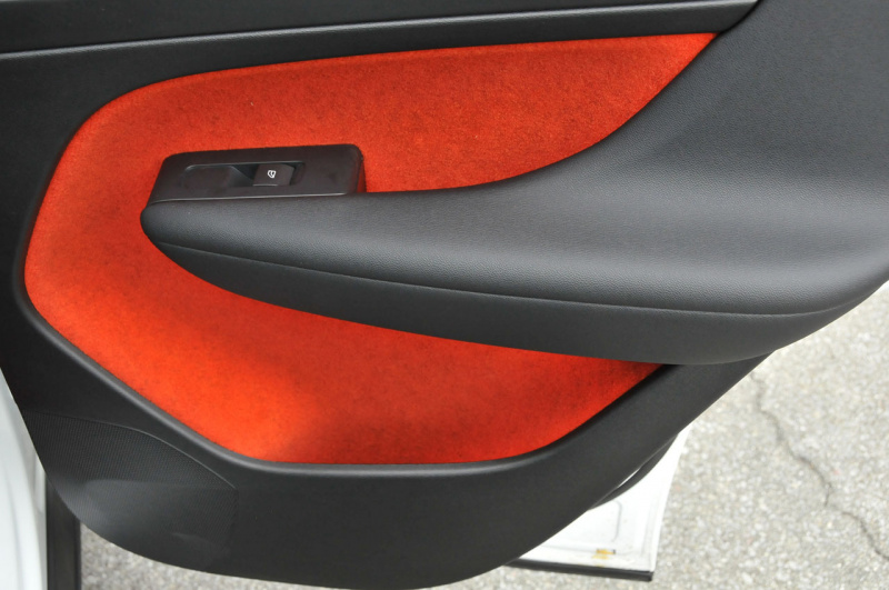 「【ボルボ・XC40 AWD Rデザイン試乗】新しいプラットフォームを採用し、日本車のようにきめ細かく使い勝手を追求した意欲的な一台」の14枚目の画像