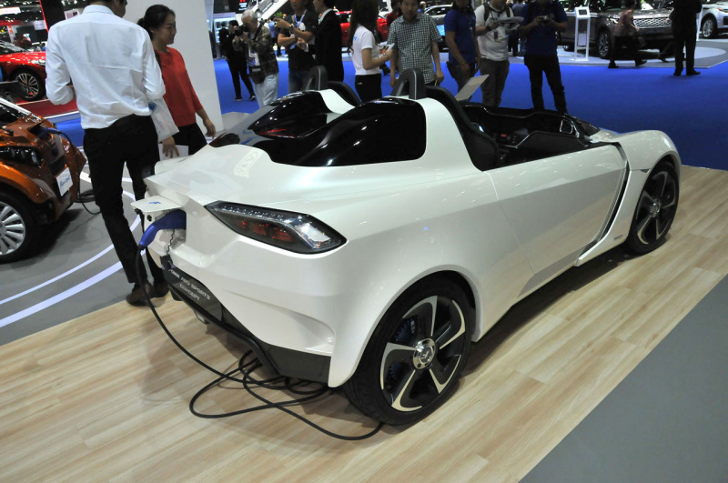 「日本発の小型EV・フォムが発売を開始。ガルウイング＆4WDのコンセプトモデルは注目度バツグン【バンコク・モーターショー2018】」の2枚目の画像