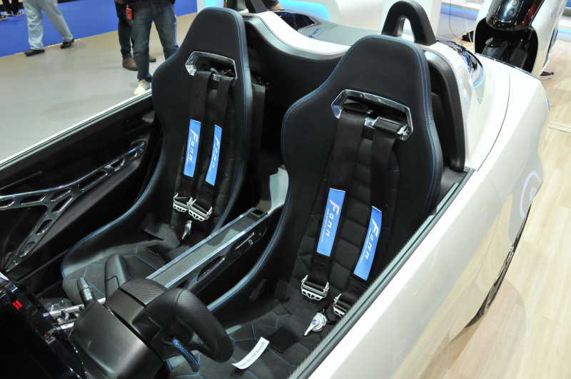 「日本発の小型EV・フォムが発売を開始。ガルウイング＆4WDのコンセプトモデルは注目度バツグン【バンコク・モーターショー2018】」の4枚目の画像