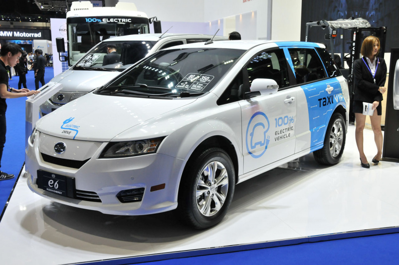 「中国リチウム電池大手・BYDが作る100％電気自動車がコソッとバージョンアップ？【バンコク・モーターショー2018】」の1枚目の画像
