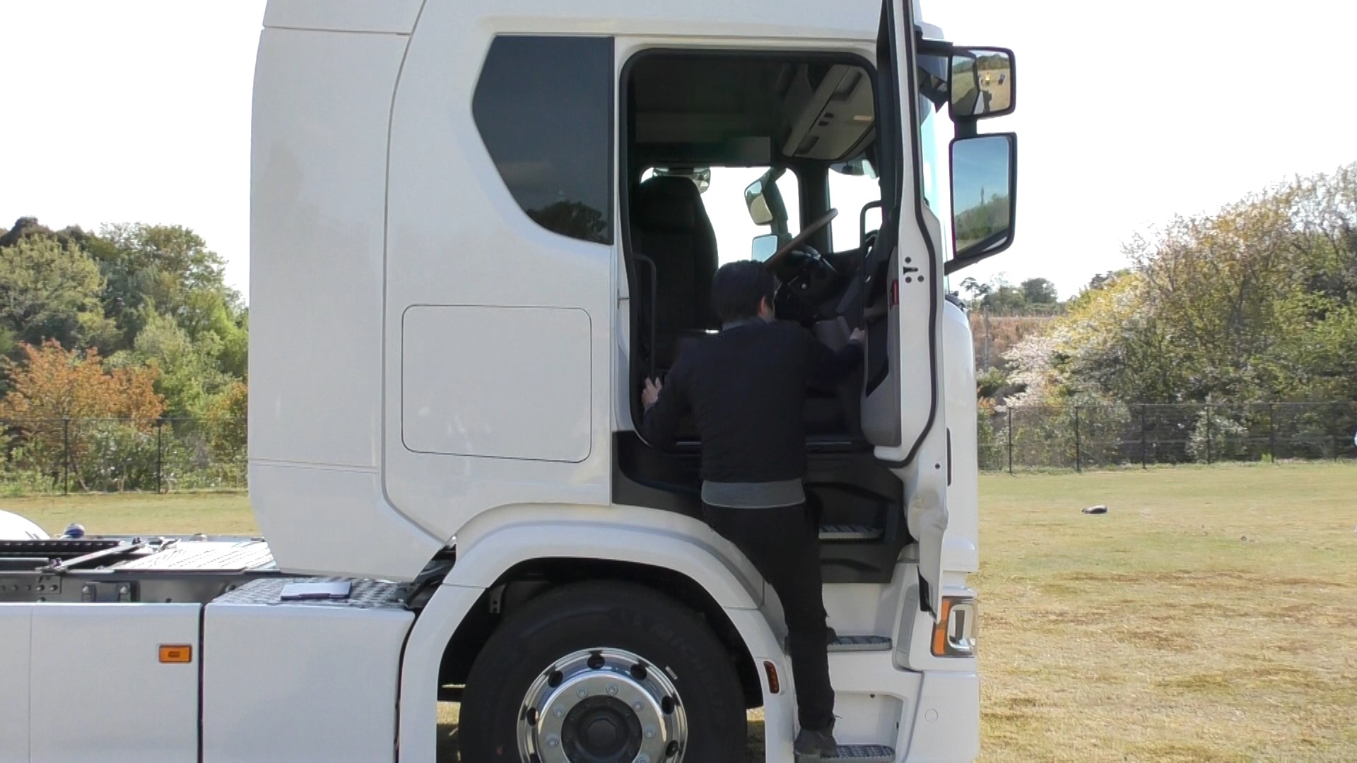 大型トラックの乗り込みは大変 北欧スカニア社製モデル R450は ひと工夫 で楽にしてます Clicccar Com 大型トラックの乗り込みは大変 北欧スカニア社製モデル R450は ひと工夫 で楽にしてます Clicccar Com