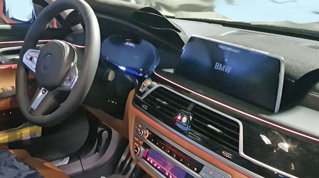 「発売は2019年。BMW・7シリーズ改良型、新しいテールライトを灯してニュルを激走」の1枚目の画像
