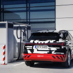 【新車】アウディ初の完全EVは徹底的に空力性能をアップ。ドアミラーのカメラ化、自動車高調整までも導入 - Audi e-tron prototype: Charging