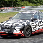 アウディのEV攻勢が始まる!? 「e-tron」市販型がニュルで最終テスト - Audi E-Tron Quattro 2b