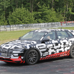 アウディのEV攻勢が始まる!? 「e-tron」市販型がニュルで最終テスト - Audi E-Tron Quattro 3