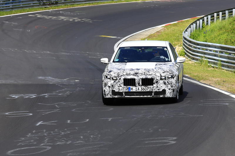 「発売は2019年。BMW・7シリーズ改良型、新しいテールライトを灯してニュルを激走」の2枚目の画像