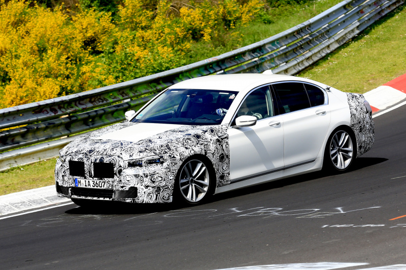 「発売は2019年。BMW・7シリーズ改良型、新しいテールライトを灯してニュルを激走」の4枚目の画像