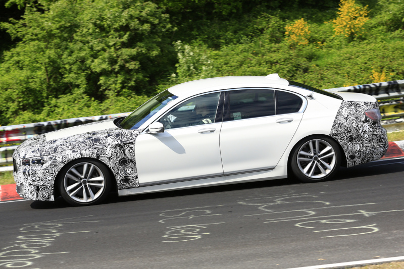 「発売は2019年。BMW・7シリーズ改良型、新しいテールライトを灯してニュルを激走」の5枚目の画像