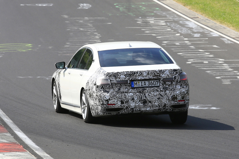「発売は2019年。BMW・7シリーズ改良型、新しいテールライトを灯してニュルを激走」の9枚目の画像