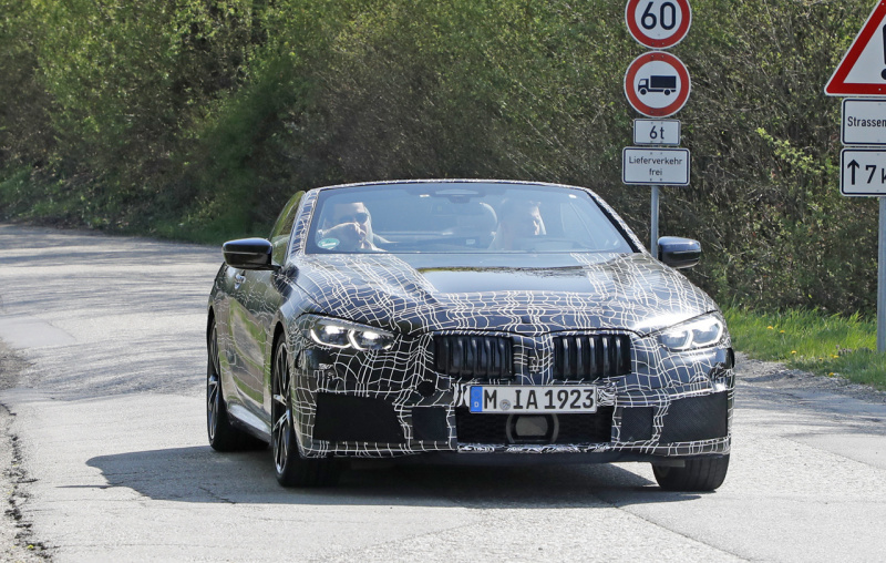 「公開は6月15日か？ BMW 8シリーズ カブリオレ、ルーフ全開＆コックピットをキャッチ」の1枚目の画像