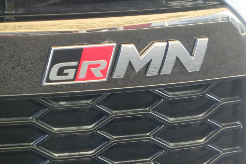 「ヴィッツGRMNが3ドアの理由とは？ レーシングドライバー・土屋武士さん、GR開発統括部・佐々木良典さんにGRの魅力を聞いた【モーターファンフェスタ2018】」の6枚目の画像
