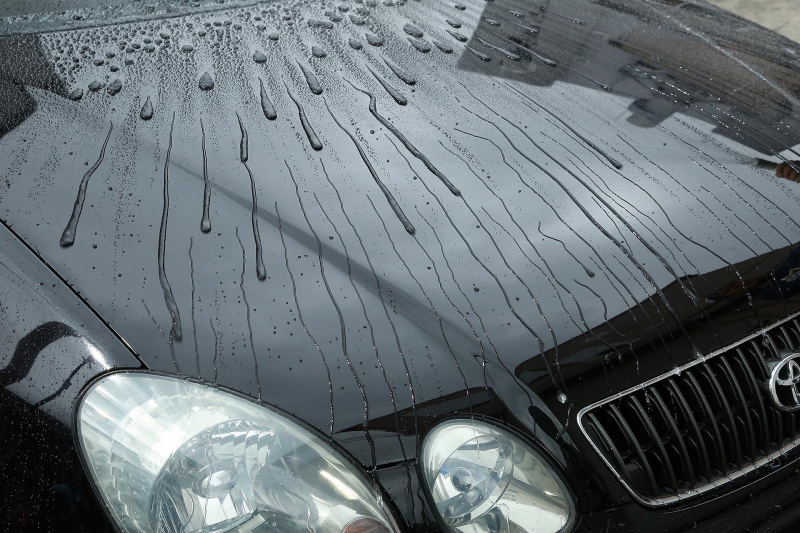「洗車後にスプレーして拭き取るだけで驚きの水弾き「流撥水」コートを実現!!【用品テスト：KURE LOOX RAIN COAT】」の6枚目の画像