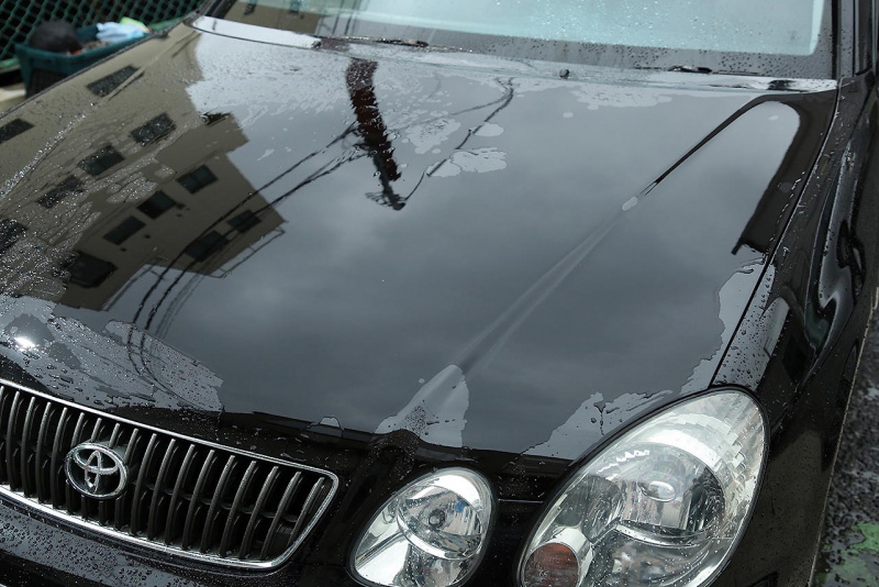 「洗車後にスプレーして拭き取るだけで驚きの水弾き「流撥水」コートを実現!!【用品テスト：KURE LOOX RAIN COAT】」の4枚目の画像