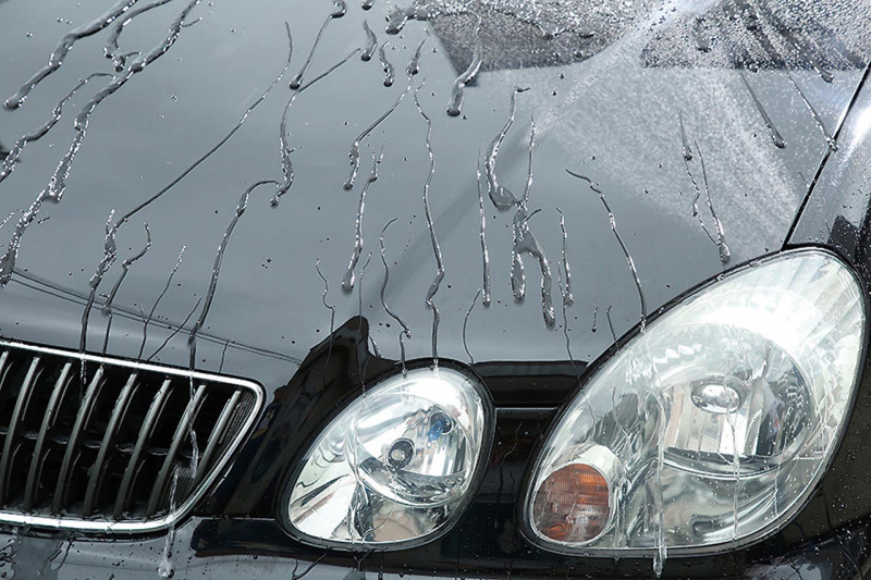 「洗車後にスプレーして拭き取るだけで驚きの水弾き「流撥水」コートを実現!!【用品テスト：KURE LOOX RAIN COAT】」の7枚目の画像