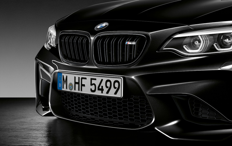 「【新車】BMW M2クーペに、100台限定の「Edition Black Shadow」が登場。漆黒にきらめく存在感が魅力。」の2枚目の画像
